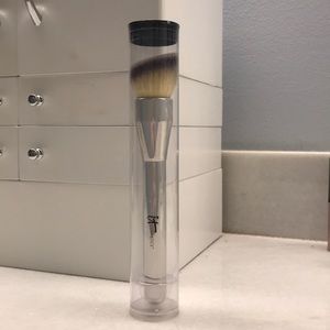 It Cosmetics Angled Buffing Foundation Brush